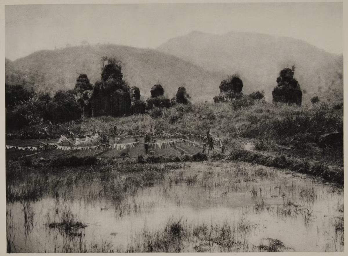 Những di tích Chăm ở khu vực trung tâm thánh địa Mỹ Sơn, Quàng Nam năm 1926. Ảnh: Flickr.com.