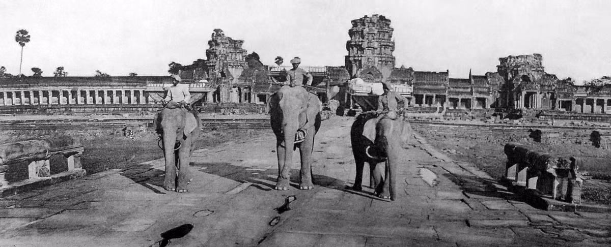 Nguyên soái Joffre cùng đoàn tùy tùng từng có cuộc khám phá Angkor Wat, Campuchia năm 1921. Ảnh: Belleindochine.free.fr.