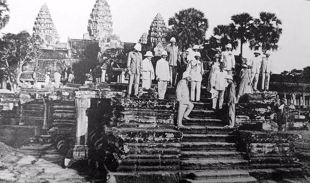 Joseph Joffre và các quan chức Pháp tại lối vào một ngôi đền ở Angkor Wat. Ảnh: Belleindochine.free.fr.