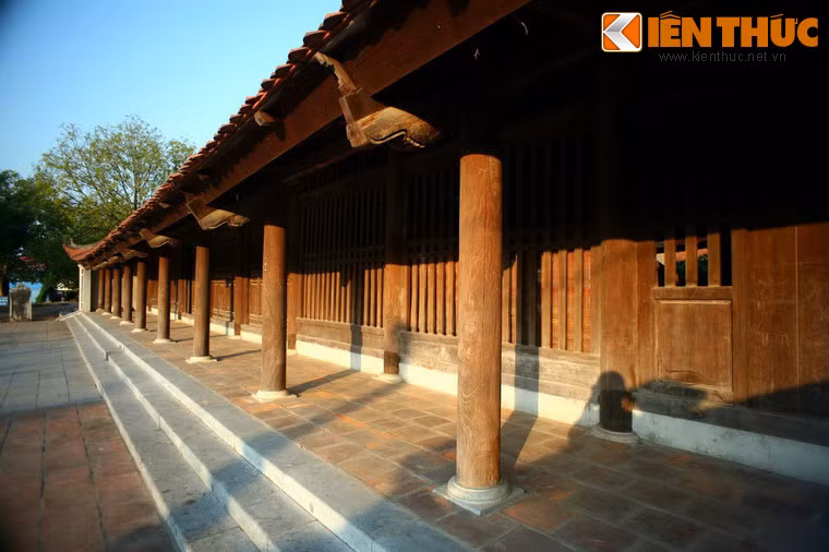 Theo một số nguồn sử liệu, chùa được khởi công xây dựng năm 187 và hoàn thành năm 226, là trung tâm Phật giáo đầu tiên của người Việt. Vào cuối thế kỷ 6, nhà sư Tì-ni-đa-lưu-chi từ Trung Quốc đến chùa và lập nên một phái Thiền mới.