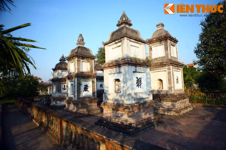 Phía sau chùa là vườn tháp, nơi lưu giữ di cốt của các nhà sư tu hành tại chùa.