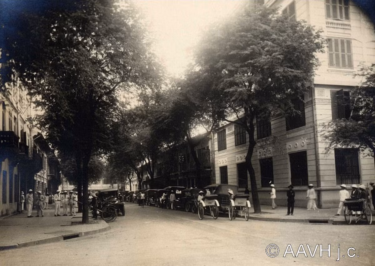 Đường phố ở trung tâm Sài Gòn năm 1925. Ảnh: Aavh.org.