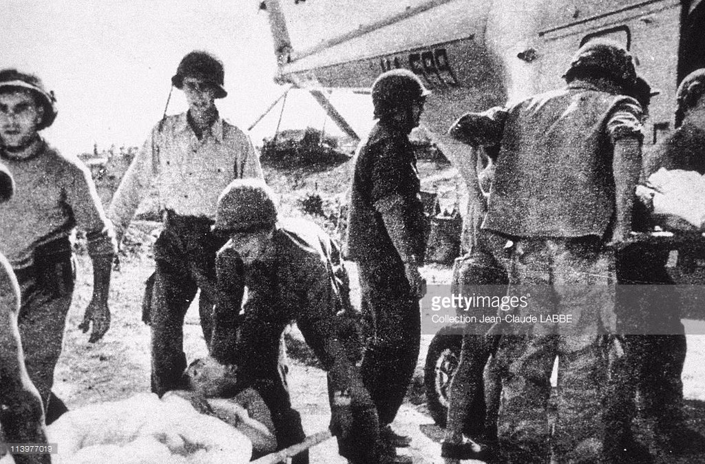 Binh sĩ Pháp bị thương được di chuyển về tuyến sau bằng trực thăng. Ảnh: Getty.