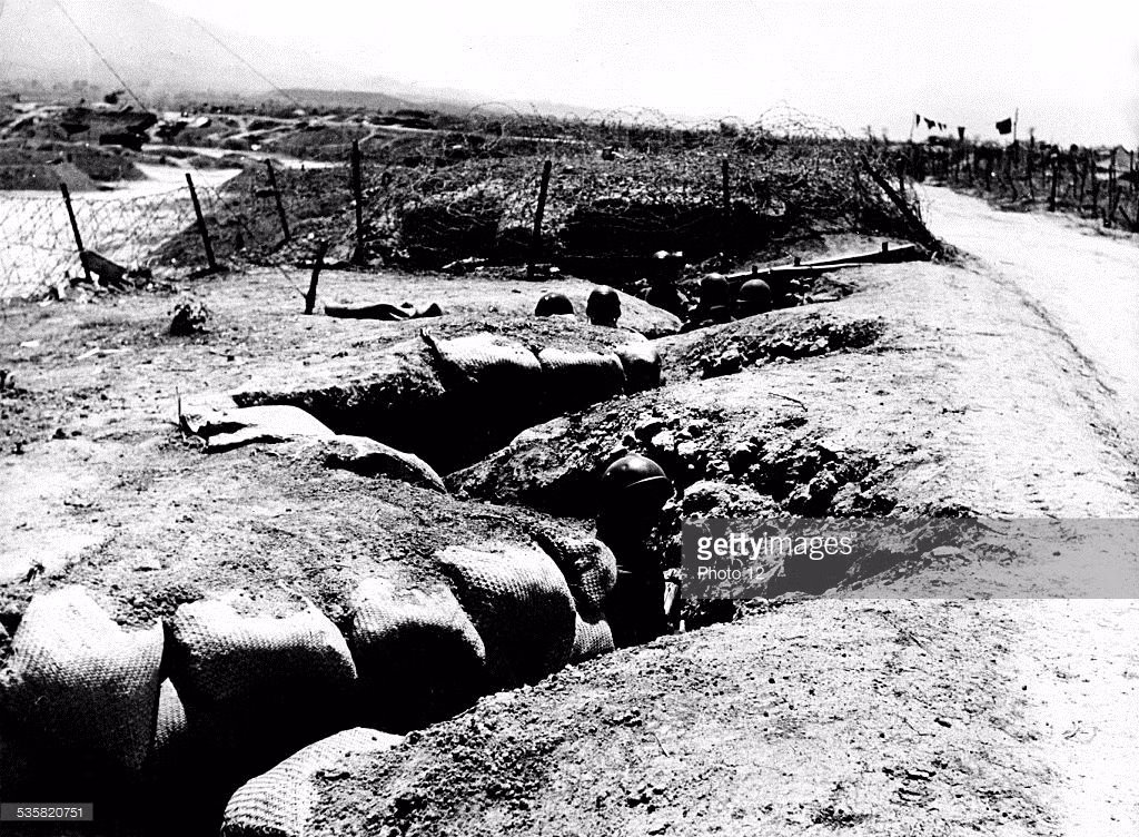 Quân Pháp trong chiến hào chờ đợi cuộc tấn công của Việt Minh, ngày 17/3/1954. Ảnh: Getty.