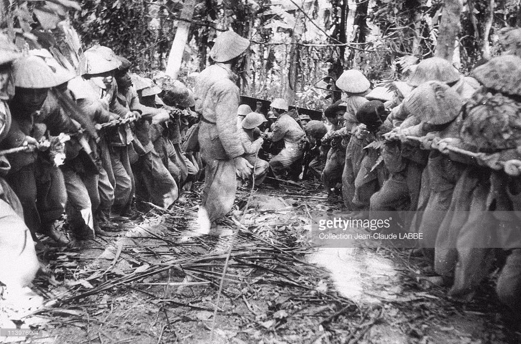 Bộ đội Việt Minh kéo pháo vào Điện Biên Phủ. Ảnh: Getty.