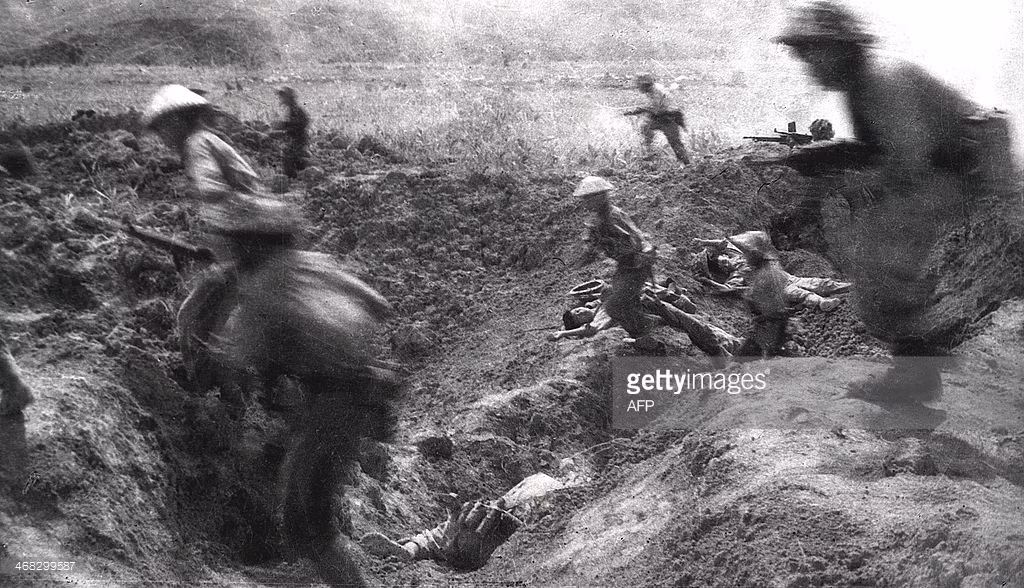 Bộ đội Việt Minh tấn công sân bay Mường Thanh ngày 14/4/1954. Ảnh: Getty.