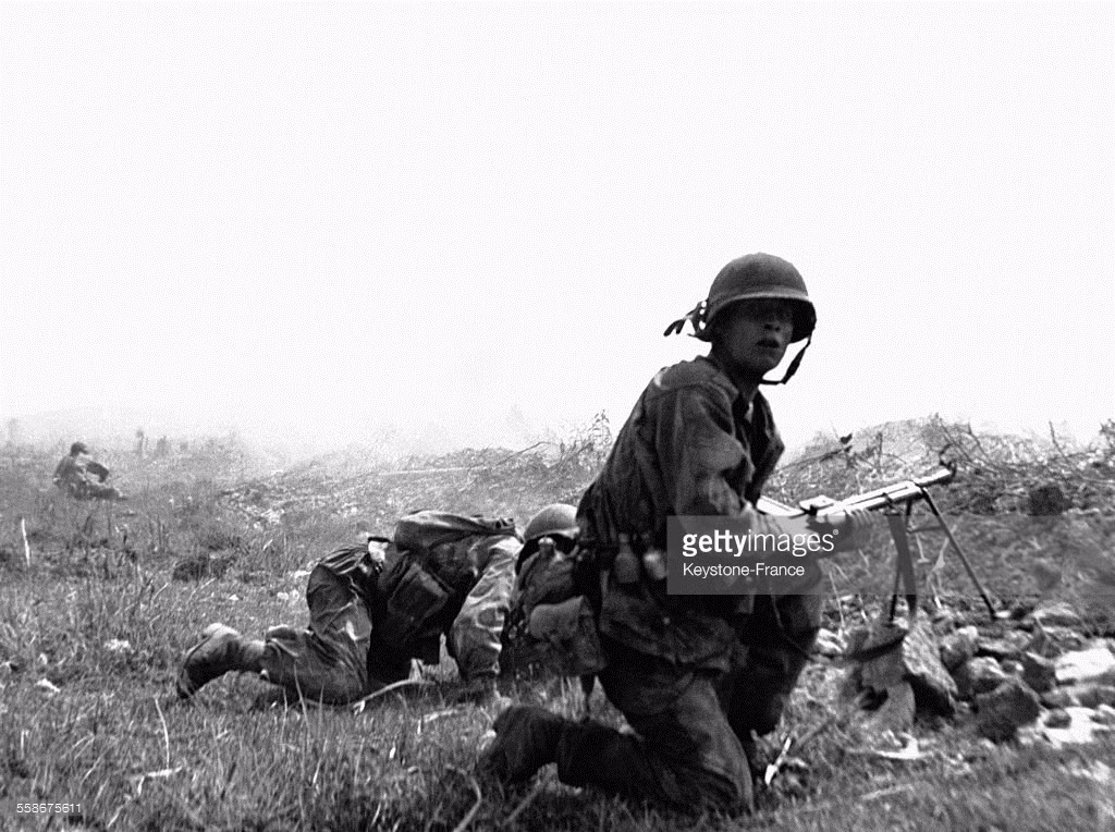 Quân Pháp giao chiến với Việt Minh ở khu vực phía Nam Điện Biên Phủ ngày 27/3/1954. Ảnh: Getty.