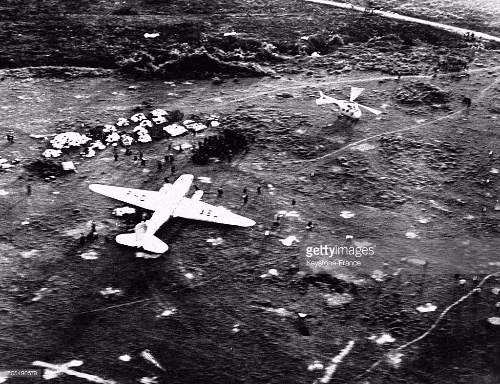 Máy bay Douglas C-47 'Dakota' của Pháp hạ cánh ở Điện Biên Phủ sau khi đường băng được thiết lập từ ngày 24/11/1953. Ảnh: Getty.