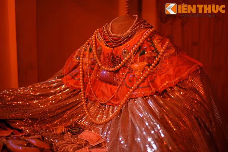 Truyền thuyết của làng Cổ Loa kể rằng vào thời xa xưa, dân chài trên sông Hoàng Giang đã kéo được phiến đá hình người không đầu. Cho rằng phiến đá không có gì đặc biệt nên họ lại thả xuống sông. Nhưng kỳ lạ là sau những lần quăng lưới, bức tượng lại lọt vào.