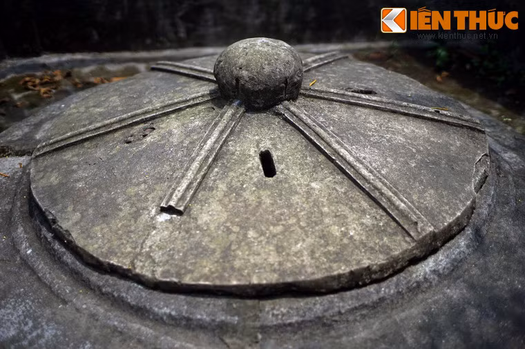 Khác với nhiều giếng cổ khác ở Việt Nam, giếng làng Nôm không được sử dụng cho sinh hoạt hàng ngày mà chỉ mở vào những dịp lễ đặc biệt.