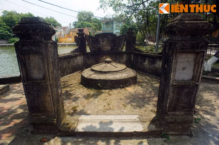 Nằm bên đình làng Nôm (xã Đại Đồng, huyện Văn Lâm, tỉnh Hưng Yên), giếng làng Nôm là một giếng cổ mang nhiều nét độc đáo hiếm có ở Việt Nam.