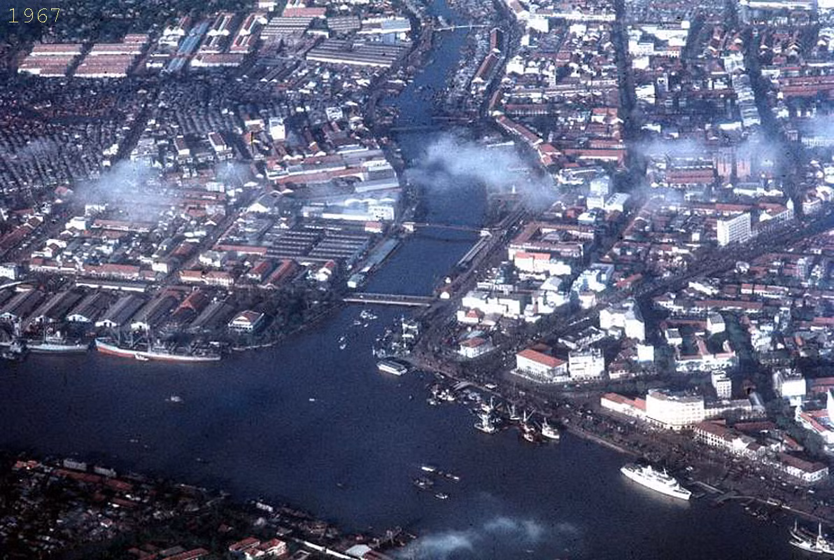 Một góc Sài Gòn năm 1967 nhìn từ máy bay: bên phải là quận 1, bên trái là quận 4, bán đảo Thủ Thiêm ở phía dưới. Ảnh: Oldspooksandspies.org.