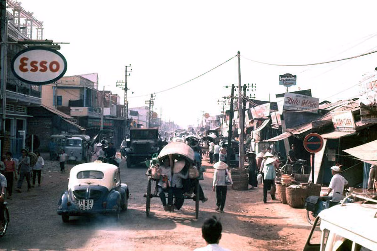 Trên đường Trương Minh Ký, nay là đường Hoàng Văn Thụ. Ảnh: Oldspooksandspies.org.