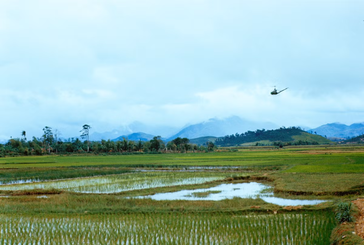 Một chiếc trực thăng Mỹ bay trên đồng lúa. Ảnh: Arty611.smugmug.com.