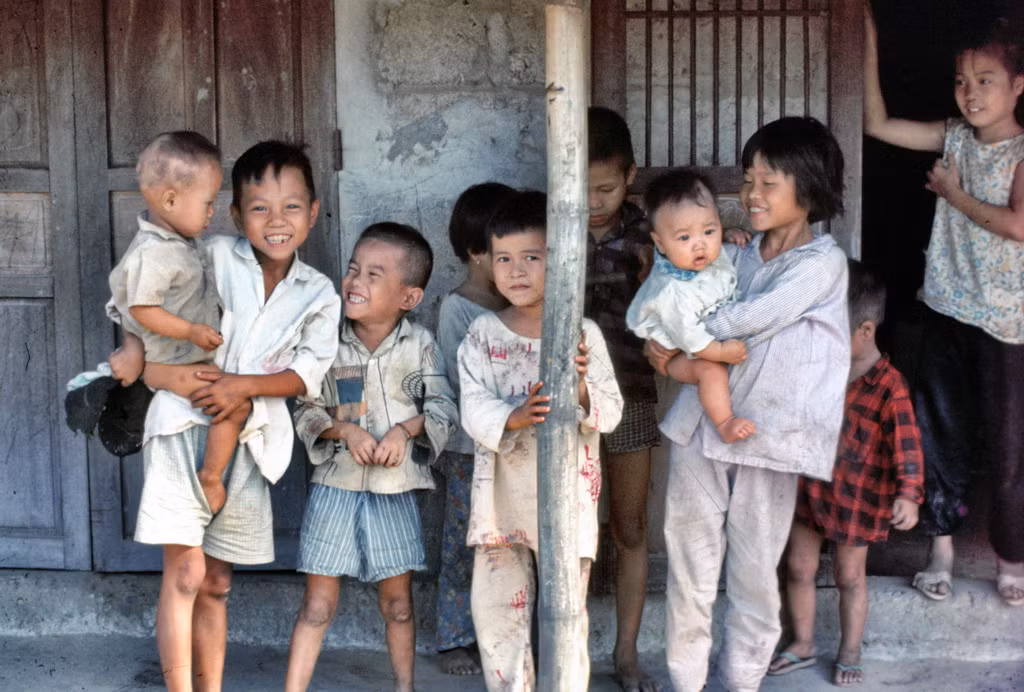 Những đứa trẻ trước hiên nhà. Ảnh: Edward Palm.
