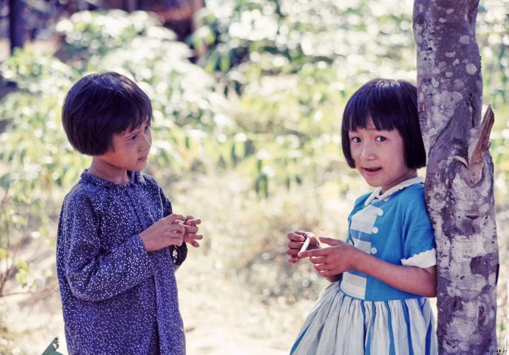 Hai cô bé trong vườn. Ảnh: Edward Palm.