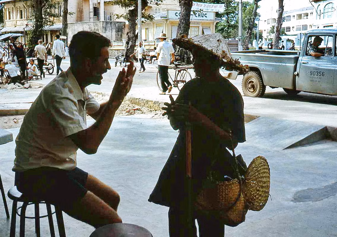 Người ăn xin và vị khách nước ngoài. Ảnh: Bruce Tremellen.