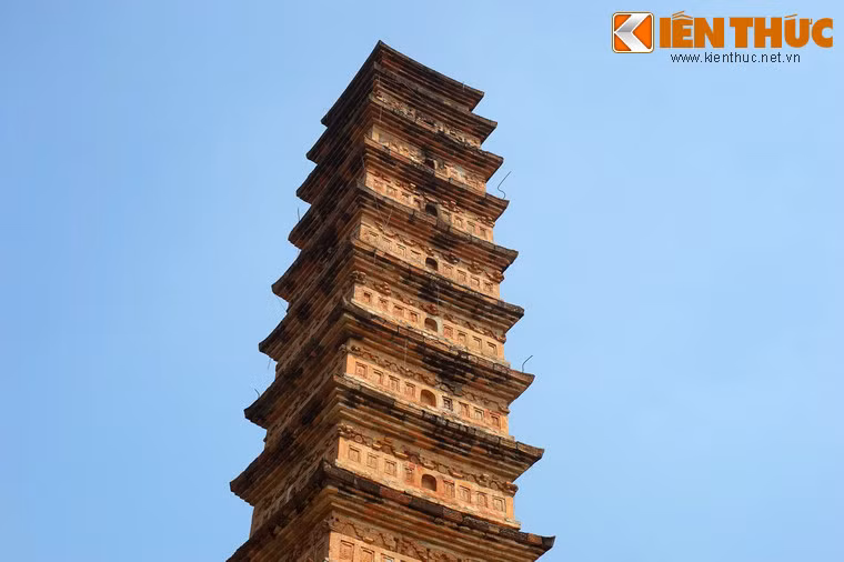 Do những thăng trầm của lịch sử, phần chóp tháp đã bị vỡ, tháp hiện chỉ còn 11 tầng tháp và 1 tầng bệ, có chiều cao đo được 16,5 mét.
