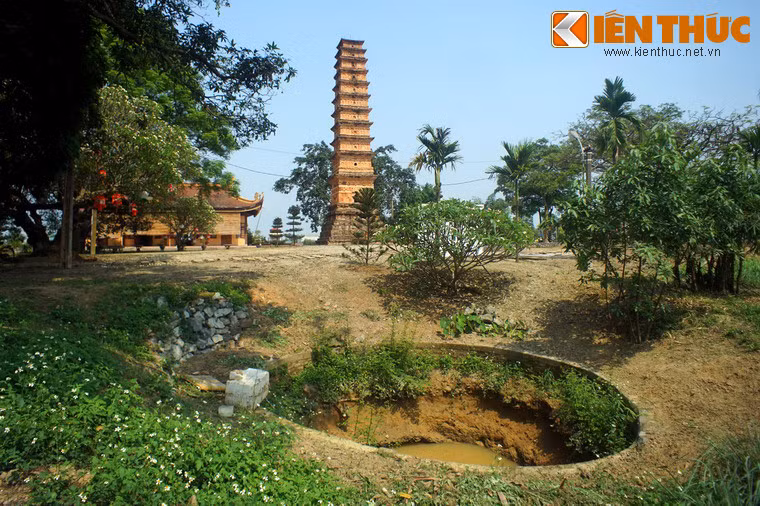 Một truyền thuyết khác nói về chiếc giếng bên cạnh tháp với con vịt bằng vàng, là dấu tích nền móng một cây tháp khác có màu xanh bên tháp Bình Sơn, đã bay lên trời.