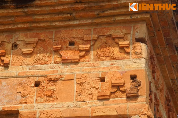 Ở hai tầng này có họa tiết trang trí kỹ lưỡng, phức tạp mà nổi bật nhất là những hàng hoa cúc, cánh sen, lá đề, hoa mặt nhẵn, rồng chạm nổi, cùng mô típ "sư tử hí cầu"...