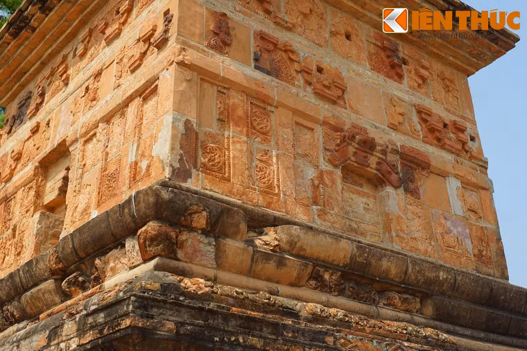 Hoa văn trang trí tinh xảo trên mỗi hòn gạch chứng tỏ bàn tay người thợ vô cùng điêu luyện.