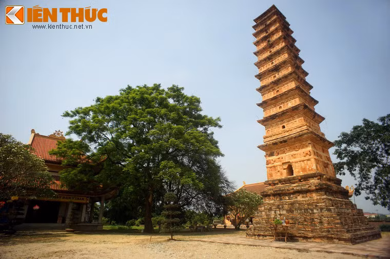 Tương truyền, ngọn tháp nguyên bản có 15 tầng, trên nóc tháp có một hình khối búp hoa sen. Do những thăng trầm của lịch sử, phần chóp tháp đã bị vỡ, tháp hiện chỉ còn 11 tầng tháp và 1 tầng bệ, có chiều cao đo được 16,5 mét. Mặt ngoài của tháp trang trí hoa văn rất phong phú.