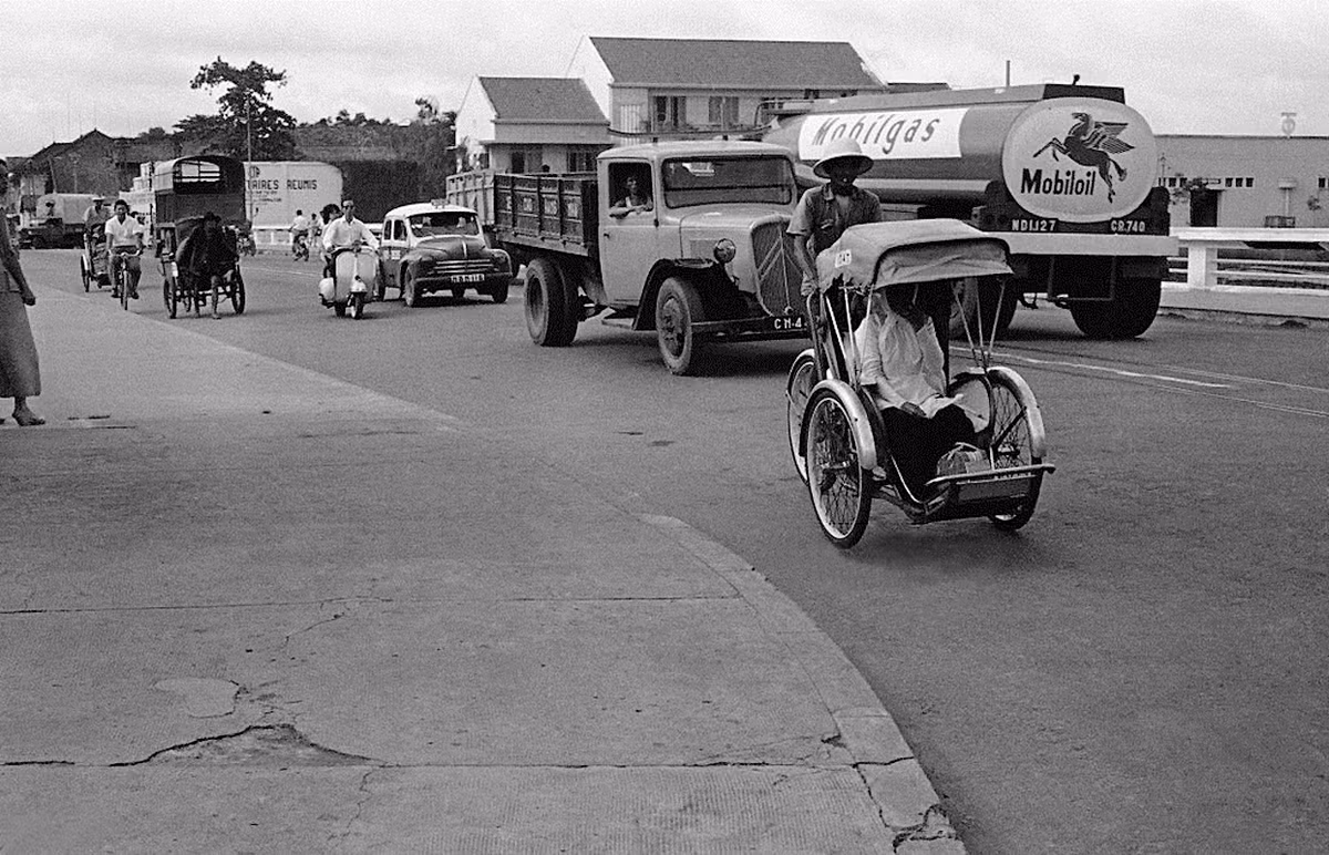 Trên cầu Khánh Hội. Ảnh: Getty.