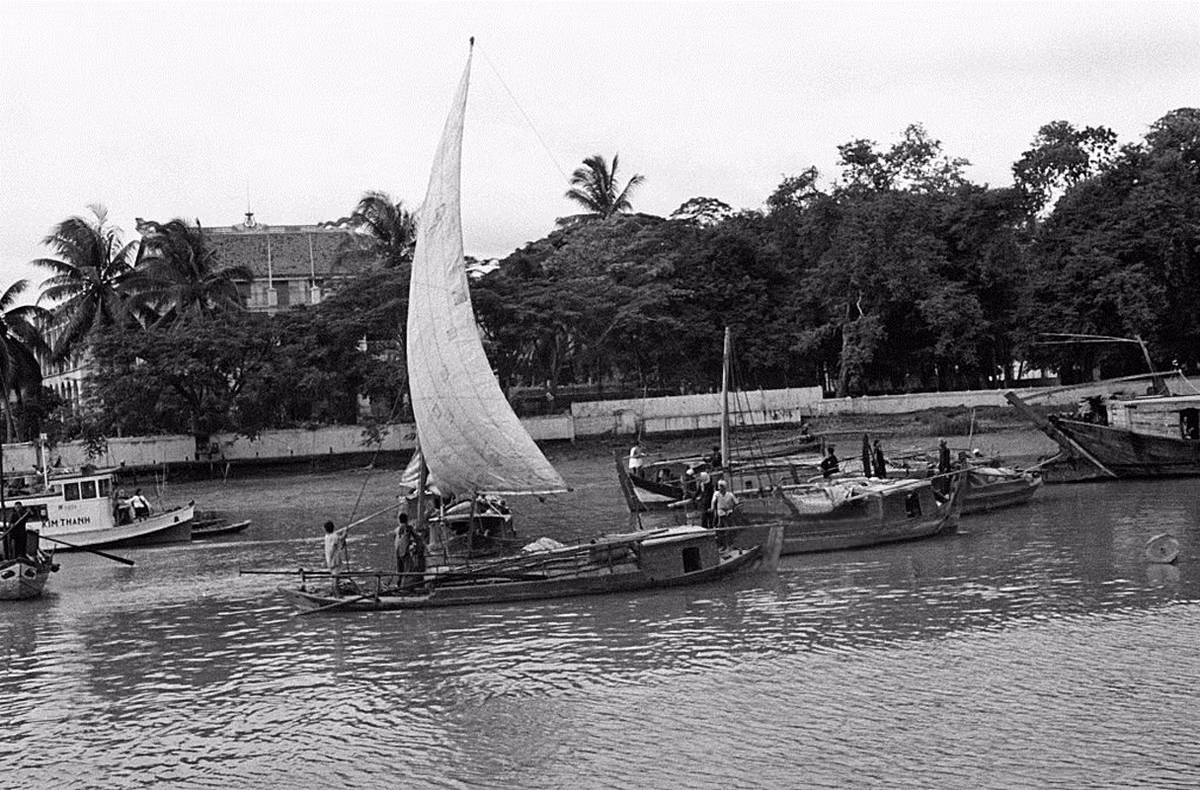 Thuyền buồm trên rạch Bến Nghé, thấp thoáng sau hàng cây là Nhà Rồng. Ảnh: Getty.