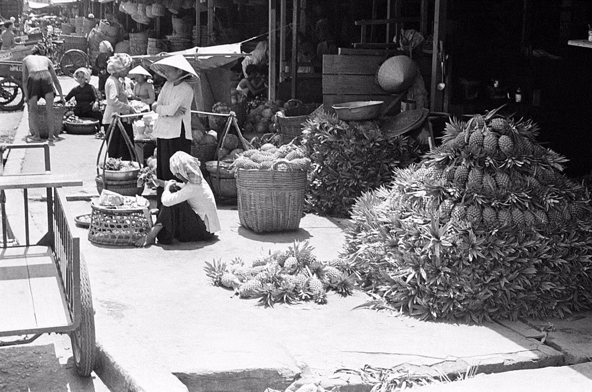Chợ Cầu Muối trên đường Nguyễn Thái Học, nơi bán sỉ rau quả. Ảnh: Getty.