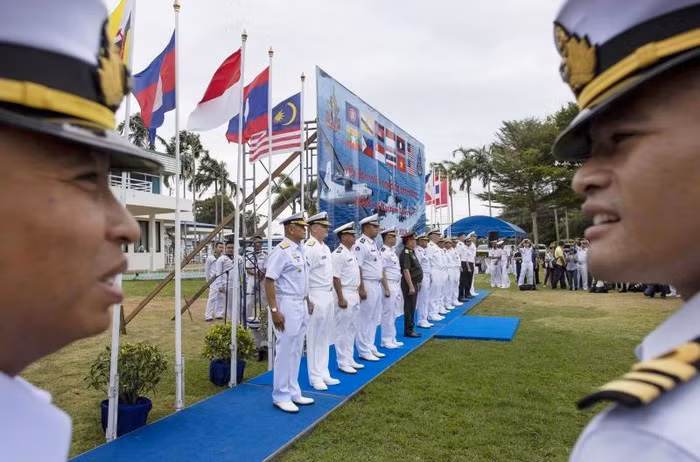  Diễn tập Hàng hải ASEAN-Mỹ (AUMX) với sự tham gia của Mỹ và 10 nước ASEAN vừa diễn ra từ ngày 3 đến 5/9 tại khu vực cách Tây Nam mũi Cà Mau 55-60 hải lý. Nguồn ảnh: BHQ.