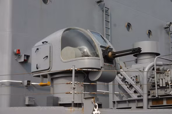 Theo lý thuyết, tầm bắn của M61 Vulcan hiệu quả trong khoảng dưới 3000 mét và tốt nhất là trong khoảng 1000 mét. Trên thực tế, nhiều cơ cấu pháo cao tốc tương tự do máy tính điều khiển còn có khả năng đánh chặn tên lửa đối hải của đối phương, tuy nhiên với hệ thống do người điều khiển này, việc bắn hạ tên lửa có thể coi là điều bất khả thi. Nguồn ảnh: Chosul.