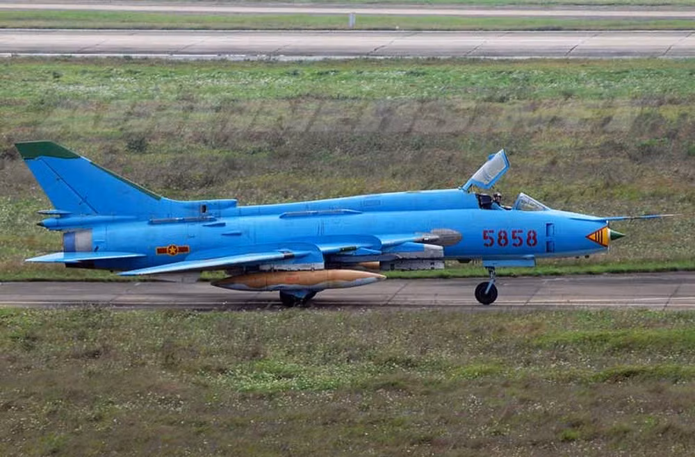 Su-22 bắt đầu được gia nhập lực lượng Không quân Việt Nam từ năm 1979. Từ năm 1989 tới nay, những tiêm kích - bom Su-22M4 vẫn tiếp tục đảm nhiệm vai trò bay tuần tiễu, bảo vệ quần đảo Trường Sa. Nguồn ảnh: TL.