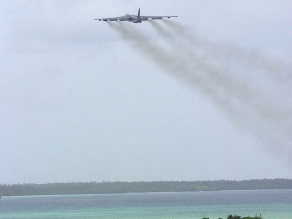 Căn cứ sân bay quân sự trên hòn đảo này có đường băng tiêu chuẩn đủ để phục vụ cho các máy bay ném bom chiến lược B-1, B-2 hoặc B-52 của không quân Mỹ. Ước tính trên đảo này có ít nhất 5 máy bay ném bom các loại của Không quân Mỹ. Nguồn ảnh: BI.