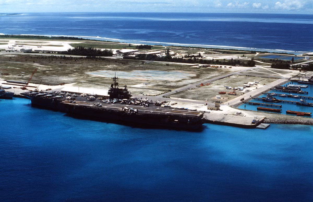 Một tàu sân bay của Mỹ tiếp cận vào đảo Diego Garcia để nhận hàng tiếp tế. Nguồn ảnh: BI.
