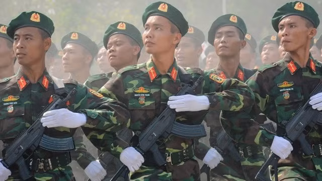 Đặc biệt, các phiên bản Galil ACE 31/32 sử dụng chung được băng đạn với súng trường tấn công AK-47 - loại súng trường tấn công từng phục vụ quá lâu đời trong biên chế quân đội ta và số lượng băng đạn tồn kho là cực kỳ nhiều, giảm tải được quá trình sản xuất và tăng tốc độ tái trang bị Galil ACE. Nguồn ảnh: QĐND.