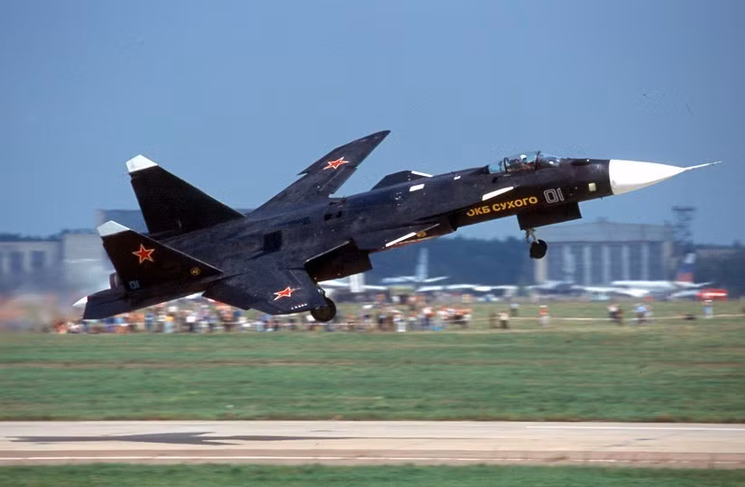 Lần cuối xuất hiện từ năm 2007, những tưởng tiêm kích Su-47 Berkut đã trở thành dĩ vãng nhưng tại MAKS-2019 năm nay, Su-47 cánh ngược lại xuất hiện một cách đầy bất ngờ và khiến nhiều người phải sững sờ. Nguồn ảnh: Pinterest.