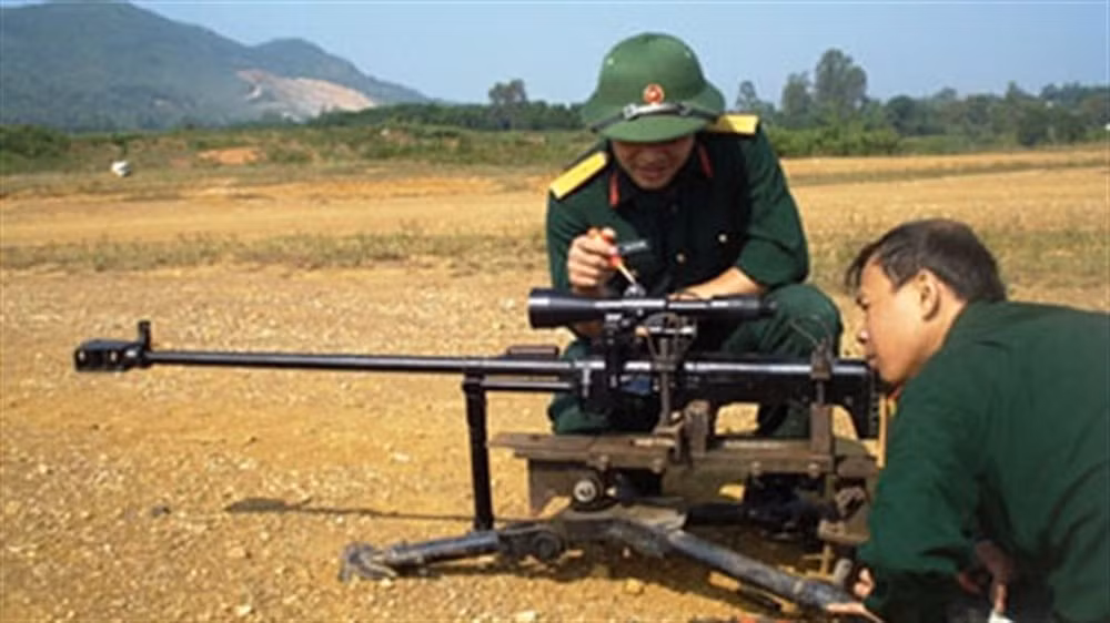 Tiếp đến là súng bắn tỉa KSVK. Đây cũng là loại súng bắn tỉa công phá sử dụng cỡ đạn 12,7x108mm và được trang bị rất hạn chế trong một vài lực lượng đặc nhiệm. Nguồn ảnh: Militaryvietnam.