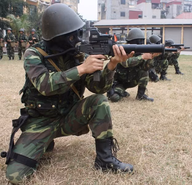 Loại tiểu liên này thường được ta trang bị cho các lực lượng đặc nhiệm hoặc chống khủng bố. Với việc gắn được kính ngắm ở trên thân súng, xạ thủ có thể tác chiến thoải mái với mặt nạ phòng độc mà không sợ vướng, không lấy được đường ngắm chuẩn. Nguồn ảnh: Tube.
