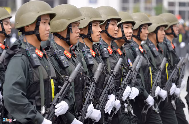 MP5 cũng có rất nhiều phiên bản, trong đó có những phiên bản với ống giảm thanh được gắn chết vào đầu nòng (MP5SD), phù hợp cho các lực lượng đặc nhiệm tác chiến đòi hỏi tính bí mật của nhiệm vụ. Nguồn ảnh: Zingnews.