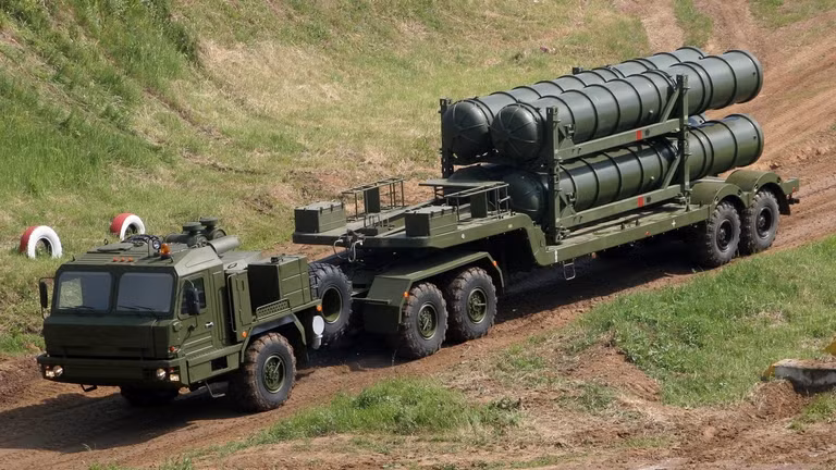 Được ra đời để thay thế cho tổ hợp S-400 Triumf, tên lửa phòng không tầm xa S-500 Prometheus được phát triển để có thể đối phó tốt với mọi loại máy bay hiện đại bậc nhất trong vòng 25 năm tới. Nguồn ảnh: Livejournal.