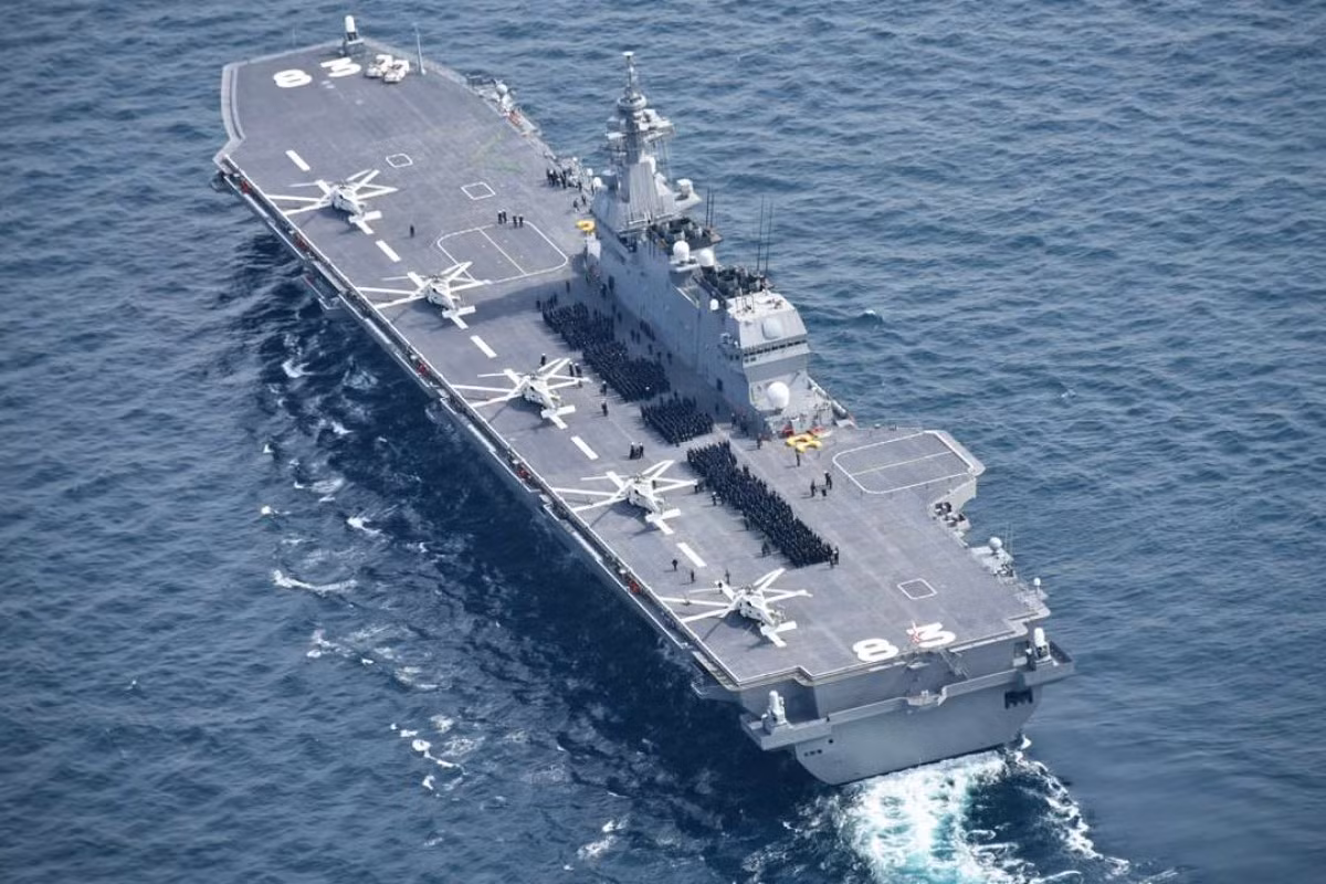 Với trường hợp của "tàu sân bay" Izumo, thực chất Hàng không mẫu hạm này được Nhật coi là "khu trục hạm mang trực thăng" - chứ không phải một tàu sân bay như báo giới quốc tế hay lầm tưởng. Nguồn ảnh: JMSDF.