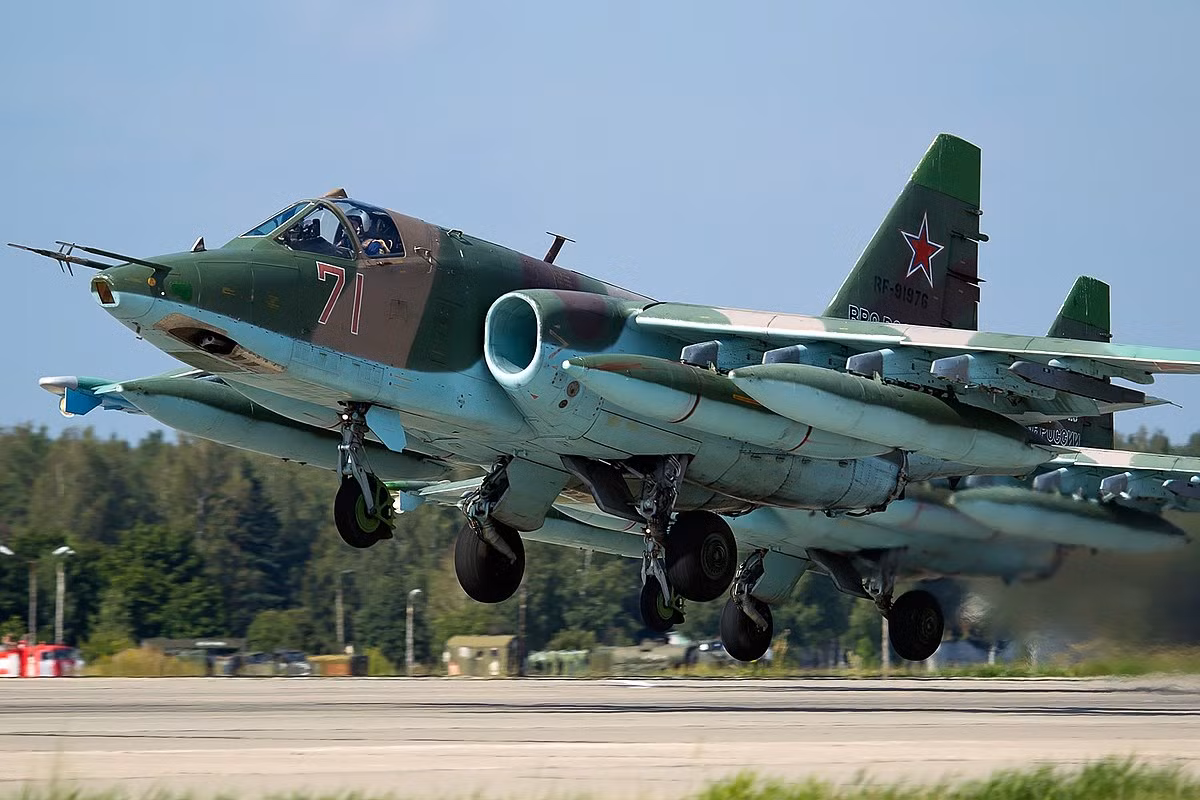 Các loại vũ khí thường được trang bị theo Su-25 bao gồm pháo phản lực UB-32, B-8M, S-13, S-24 hoặc S-25. Mặc dù được tối ưu hoá thiết kế cho các nhiệm vụ yểm trợ hoả lực mặt đất, tuy nhiên Su-25 cũng có khả năng mang theo các loại tên lửa không đối không như K-13A, R-60 hoặc R-73E. Nguồn ảnh: Pinterest.