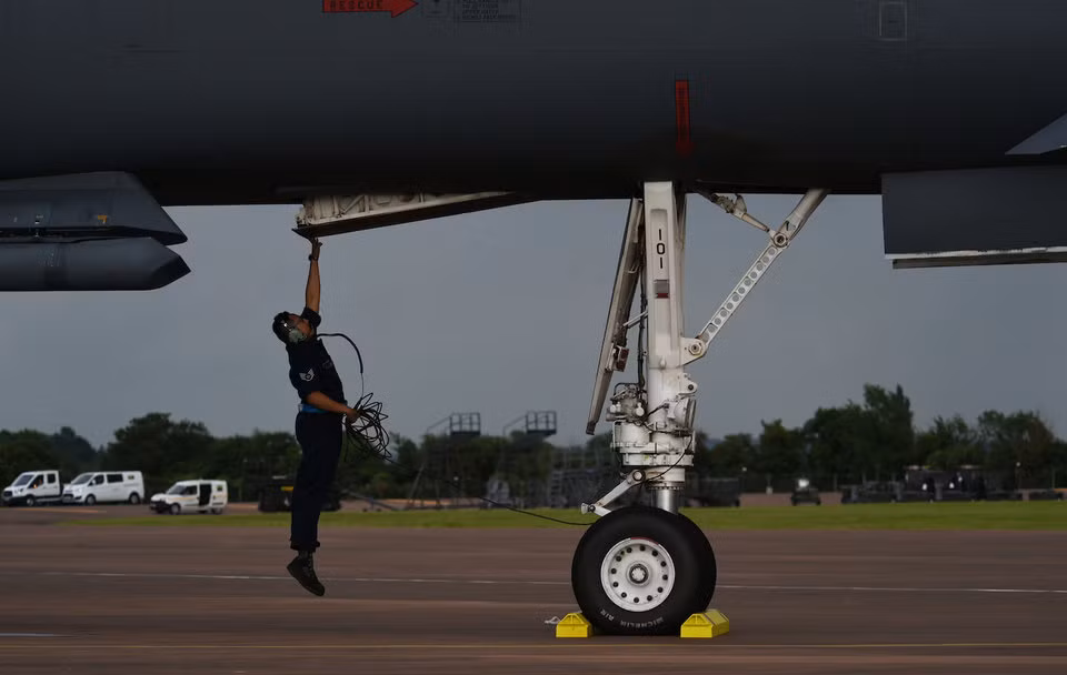 Trên thực tế, B-1A Lancer mới là phiên bản đầu tiên của máy bay ném bom này, tuy nhiên phiên bản này chỉ được sản xuất vỏn vẹn 4 chiếc. Trong khi đó phiên bản phổ biến nhất là B-1B Lancer được sản xuất tới 100 chiếc. Nguồn ảnh: BI.
