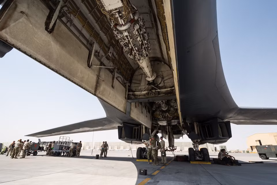 Máy bay ném bom B-1B Lancer có thiết kế cực kỳ đặc biệt với cánh cụp cánh xoè và boosnd dộng cơ phản lực cho phép nó bay được với tốc độ tối đa Mach 1.25 ở độ cao 12.000 mét so với mực nước biển. Nguồn ảnh: BI.