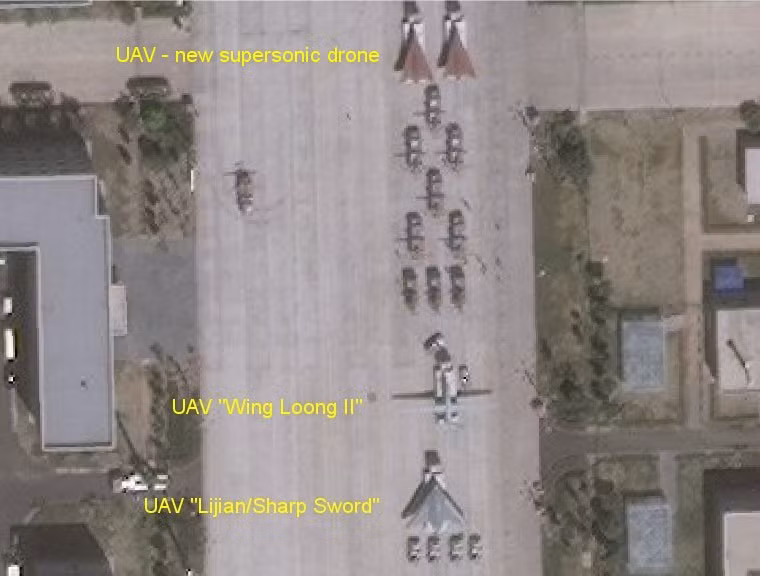 Đây là một trong những loại máy bay không người lái hiện đại nhất của Trung Quốc tính tới thời điểm hiện tại. UAV DR-8 được cho là sẽ đóng vai trò chủ chốt nếu Mỹ và Trung Quốc có xung đột trên biển. Nguồn ảnh: Sina.