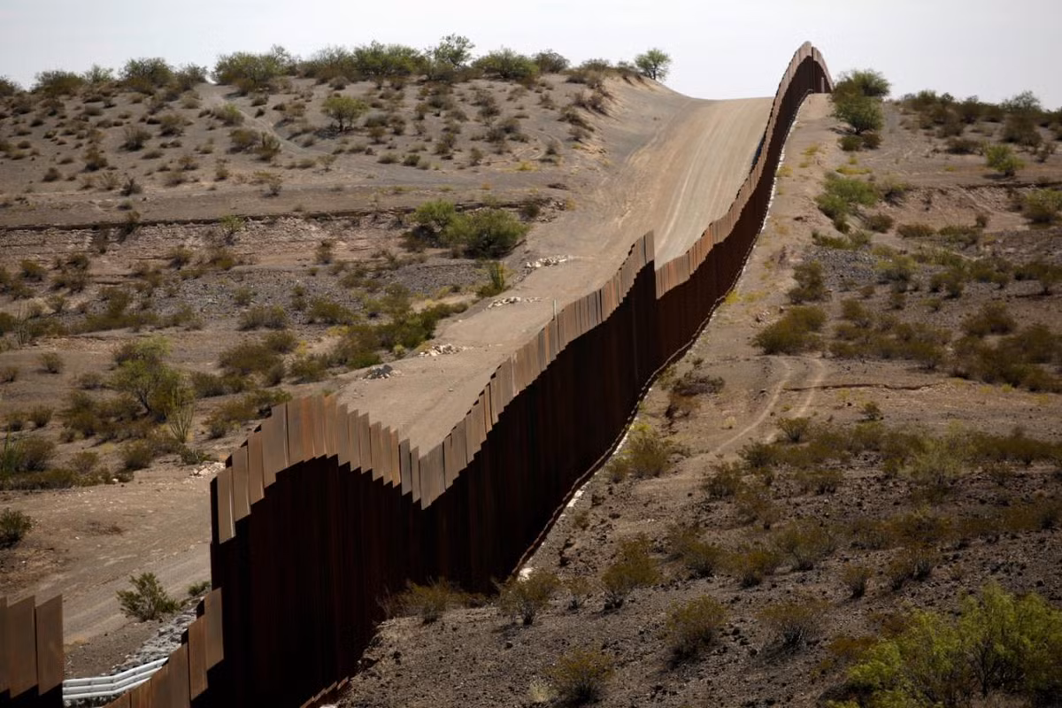Truyền thông Mỹ cũng khẳng định, việc xây dựng bức tường biên giới với Mexico ban đầu nghe có vẻ rất điên rồ, tuy nhiên lại chứng minh được hiệu quả khi trong tháng 8 vừa qua, các vụ nhập cư trái phép đã giảm mạnh. Nguồn ảnh: Twitter.