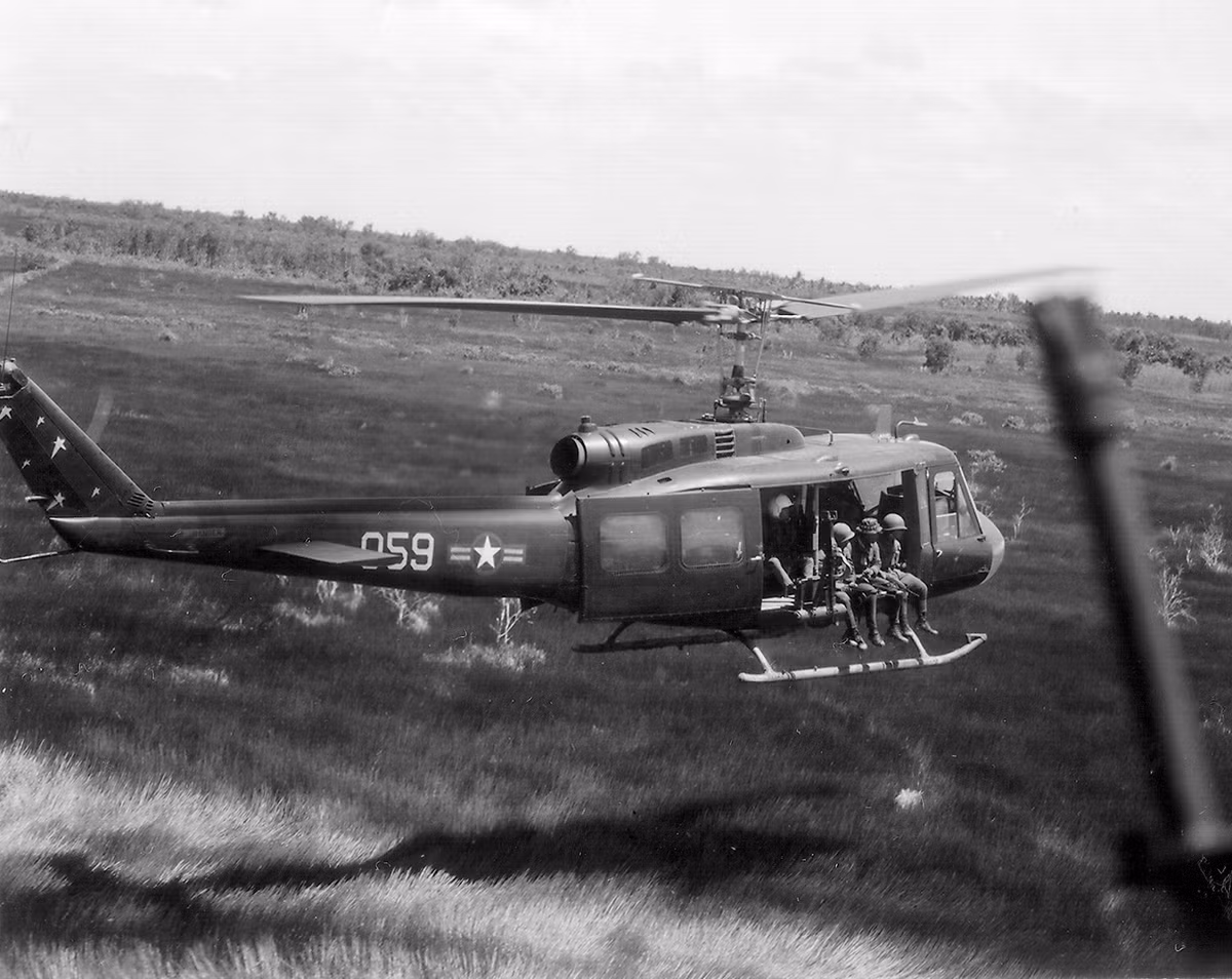 Tuỳ từng nhiệm vụ mà trực thăng UH-1 sẽ được mang theo cấu hình vũ khí khác nhau, trong đó có cấu hình phổ biến nhất và cổ điển nhất bao gồm 2 bệ phóng 12 ống pháo phản lực 70mm với mỗi quả có tầm bắn 3,5 km và sức công phá ngang 2 viên đạn B-41. Nguồn ảnh: Pinterest.