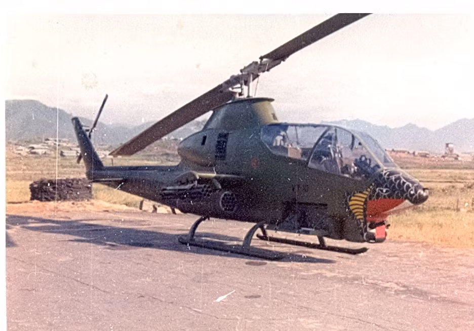 Với hoả lực chính của AH-1 Cobra đặt dưới hai cánh treo hoả lực của máy bay, cấu hình vũ khí sẽ bao gồm 1 bệ phóng pháo phản lực cỡ 70mm cùng 1 khẩu 6 nòng M134 với 1500 viên đạn ở mỗi bên. Hệ thống vũ khí này do phi công lái chính của AH-1 ngồi ở ghế lái số hai điều khiển. Nguồn ảnh: Pinterest.