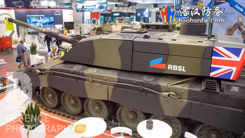 VỚi khẩu pháo Rh-120 nòng trơn này, hệ thống tháp pháo của Challenger 2 cũng phải được làm lại với kích thước lớn hơn, hai thành bên được làm dựng đứng gần như hoàn toàn nhưng khả năng bảo vệ của nó được khẳng định là vẫn "còn nguyên". Nguồn ảnh: Haohanfw.