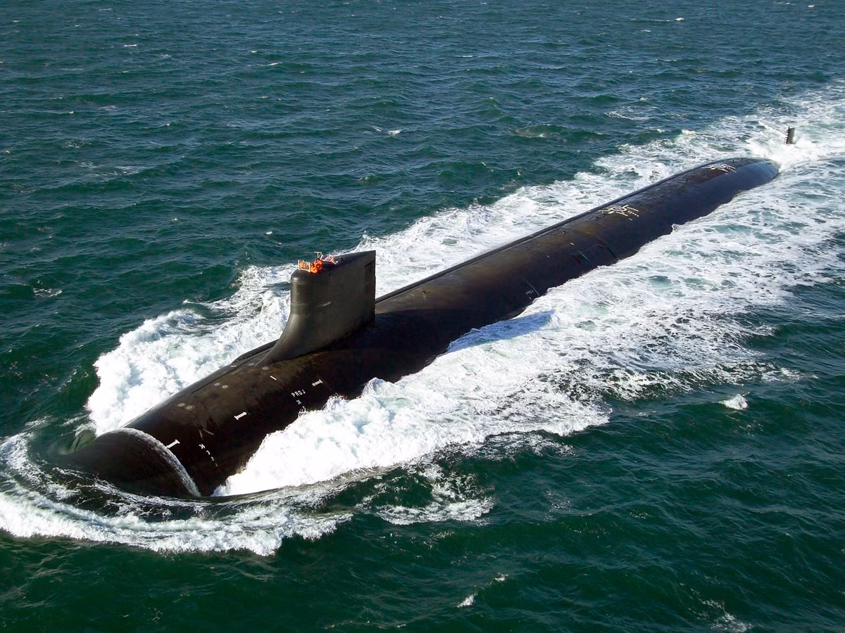 Các tàu lớp Seawolf được trang bị thủy thủ đoàn bao gồm 126 người kèm theo 14 sĩ quan chỉ huy, tàu có hỏa lực bao gồm 8 ống phóng ngư lôi "siêu khổng lồ" cỡ 660mm cùng với các tên lửa Tomahawk hay Harpoon có khả năng phóng qua ống ngư lôi. Nguồn ảnh: USnavy.